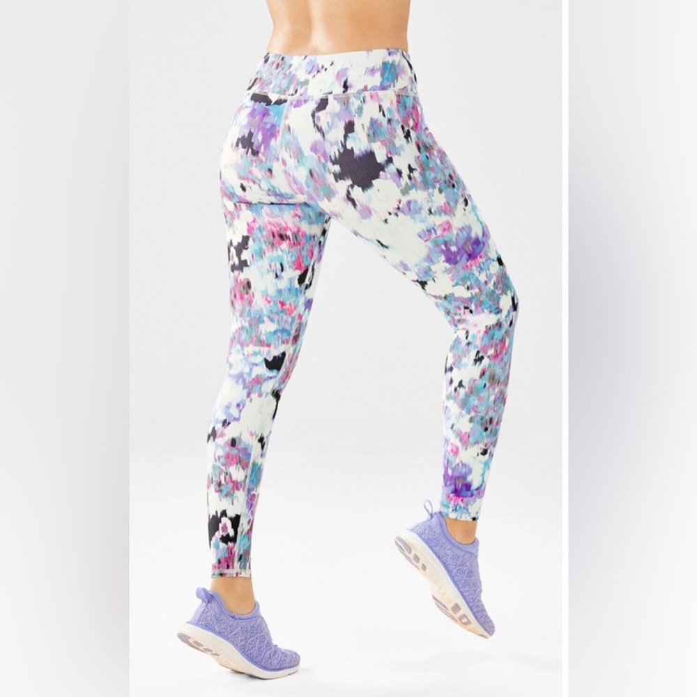 Fabletics 💜🤍🩵 Mid-Rise Printed PowerHold pants.